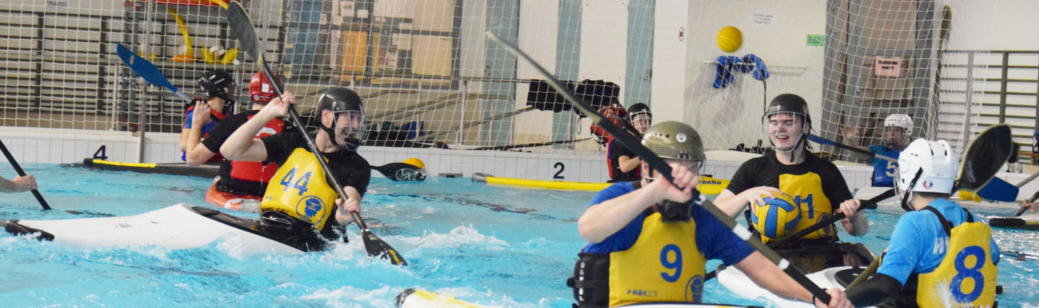 Kanoottipoolon harjoittelua uimahallissa